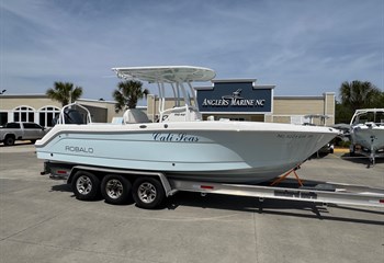 2018 Robalo R242  Boat